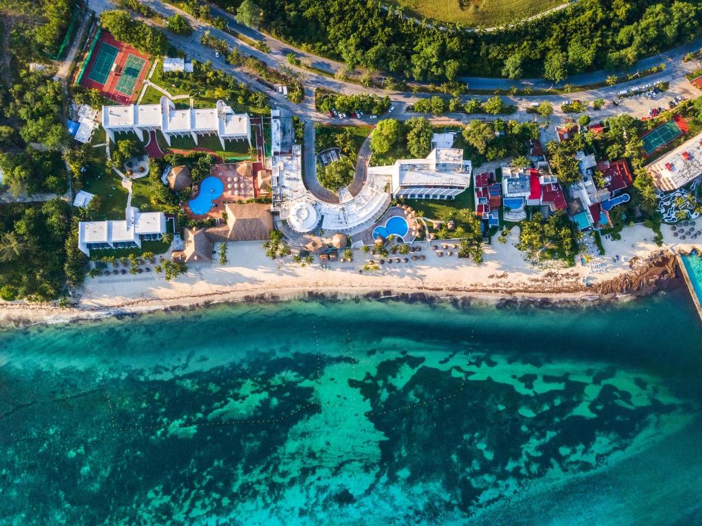 La actualidad de la mayor isla quintanarroense, pionera del turismo desde hace más de 70 años, es de gran importancia teniendo en consideración que —junto con Isla Mujeres, Benito Juárez (Cancún), Solidaridad (Playa del Carmen), Puerto Morelos, Lázaro Cárdenas (Holbox) y desde luego Tulum— se forma una verdadera constelación de siete fulgurantes estrellas turísticas que ofrecen una gran variedad de opciones para todos los gustos.
