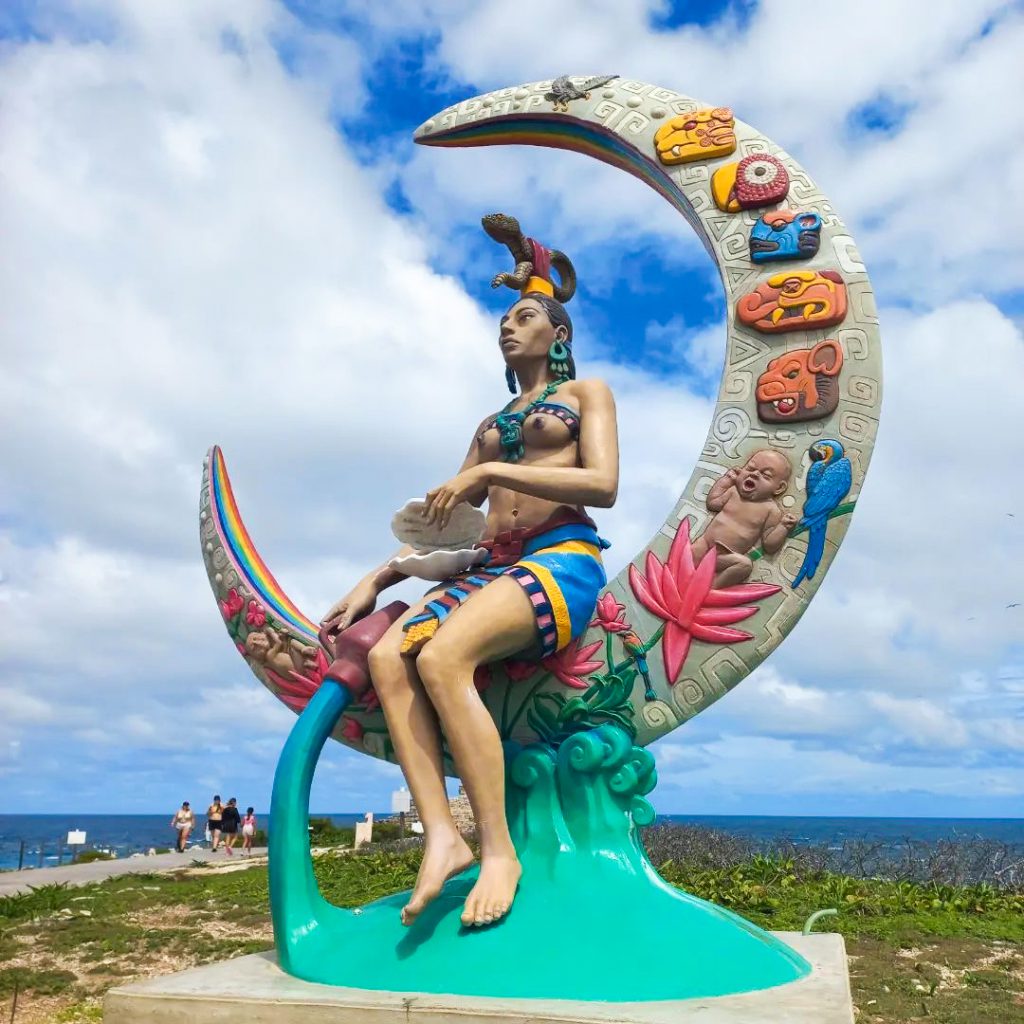 Ir a Isla Mujeres no es sólo llegar al territorio donde primero sale el sol en México, sino también a un pedazo de paraíso lleno de arenas blancas, playas de aguas turquesas, aves exóticas y peces extraordinarios (como el tiburón ballena