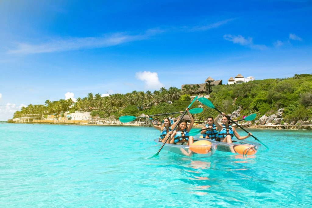 Ir a Isla Mujeres no es sólo llegar al territorio donde primero sale el sol en México, sino también a un pedazo de paraíso lleno de arenas blancas, playas de aguas turquesas, aves exóticas y peces extraordinarios (como el tiburón ballena