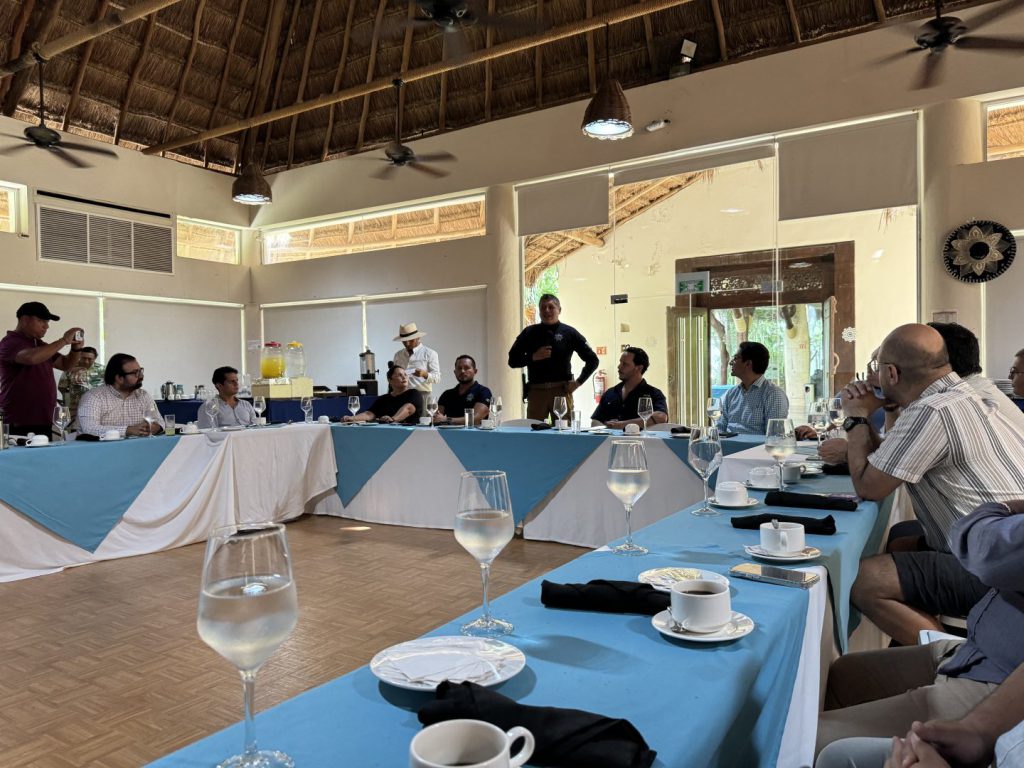 Más de 30 empresarios de Tulum se reunieron el pasado fin de semana en el Hotel Kore Tulum junto a autoridades estatales y municipales encargadas de la seguridad, con el objetivo de discutir las problemáticas actuales en materia de seguridad que afectan al sector empresarial.