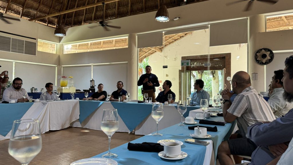 Más de 30 empresarios de Tulum se reunieron el pasado fin de semana en el Hotel Kore Tulum junto a autoridades estatales y municipales encargadas de la seguridad, con el objetivo de discutir las problemáticas actuales en materia de seguridad que afectan al sector empresarial.