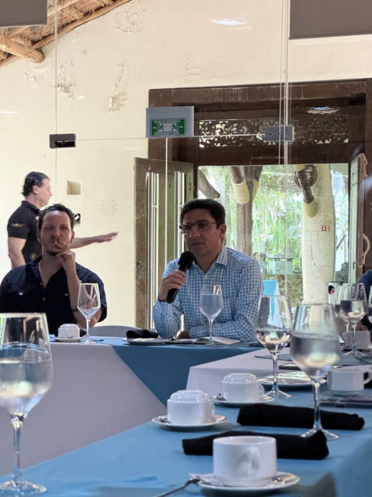 Más de 30 empresarios de Tulum se reunieron el pasado fin de semana en el Hotel Kore Tulum junto a autoridades estatales y municipales encargadas de la seguridad, con el objetivo de discutir las problemáticas actuales en materia de seguridad que afectan al sector empresarial.