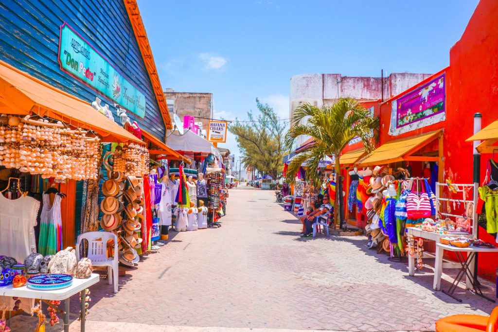 Ir a Isla Mujeres no es sólo llegar al territorio donde primero sale el sol en México, sino también a un pedazo de paraíso lleno de arenas blancas, playas de aguas turquesas, aves exóticas y peces extraordinarios (como el tiburón ballena