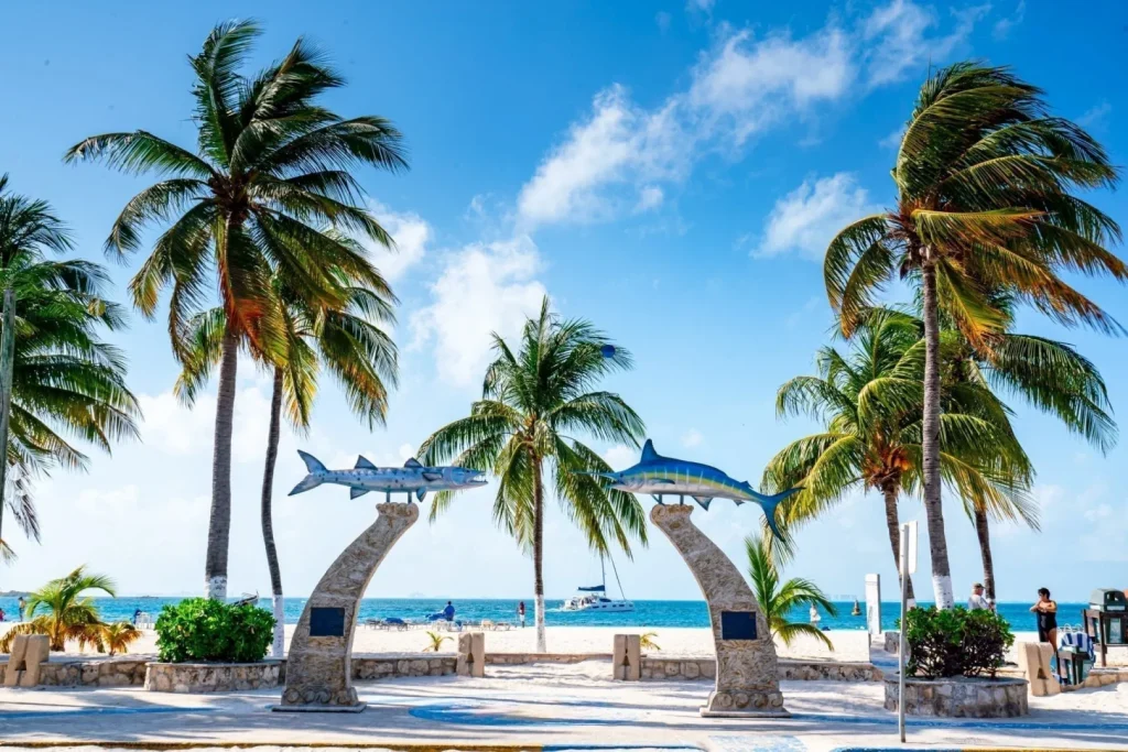 Ir a Isla Mujeres no es sólo llegar al territorio donde primero sale el sol en México, sino también a un pedazo de paraíso lleno de arenas blancas, playas de aguas turquesas, aves exóticas y peces extraordinarios (como el tiburón ballena