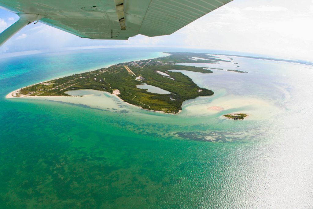 La historia de Holbox se remonta a la época maya prehispánica de la que poco se sabe, pero, para entender a la población actual debemos recordar aquel día de julio de 1847 en que dio inició la rebelión campesina más importante del siglo XIX en América Latina, conocida en la historia regional como “Guerra de Castas”. A
