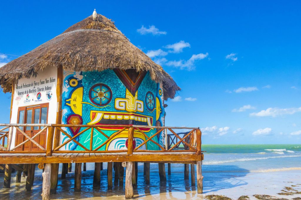 La historia de Holbox se remonta a la época maya prehispánica de la que poco se sabe, pero, para entender a la población actual debemos recordar aquel día de julio de 1847 en que dio inició la rebelión campesina más importante del siglo XIX en América Latina, conocida en la historia regional como “Guerra de Castas”. A