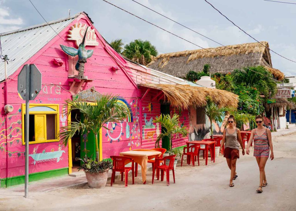 La historia de Holbox se remonta a la época maya prehispánica de la que poco se sabe, pero, para entender a la población actual debemos recordar aquel día de julio de 1847 en que dio inició la rebelión campesina más importante del siglo XIX en América Latina, conocida en la historia regional como “Guerra de Castas”. A