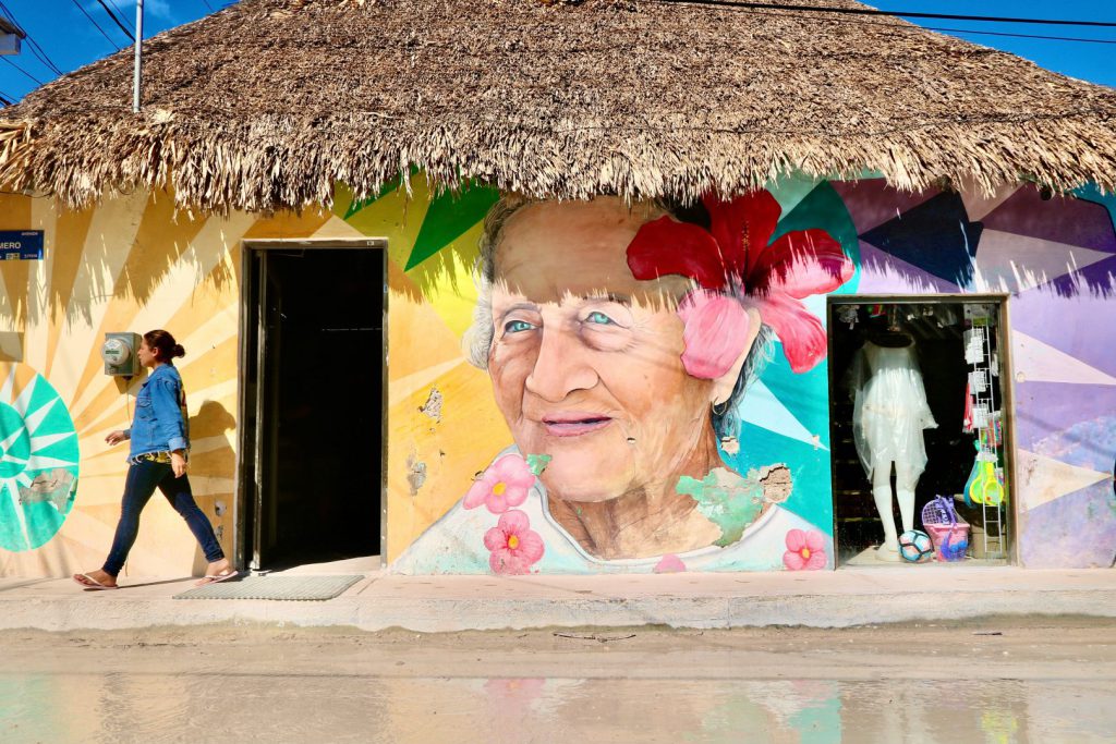 La historia de Holbox se remonta a la época maya prehispánica de la que poco se sabe, pero, para entender a la población actual debemos recordar aquel día de julio de 1847 en que dio inició la rebelión campesina más importante del siglo XIX en América Latina, conocida en la historia regional como “Guerra de Castas”. A