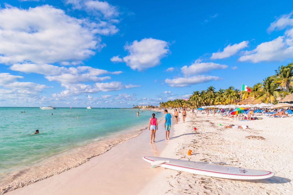 Ir a Isla Mujeres no es sólo llegar al territorio donde primero sale el sol en México, sino también a un pedazo de paraíso lleno de arenas blancas, playas de aguas turquesas, aves exóticas y peces extraordinarios (como el tiburón ballena