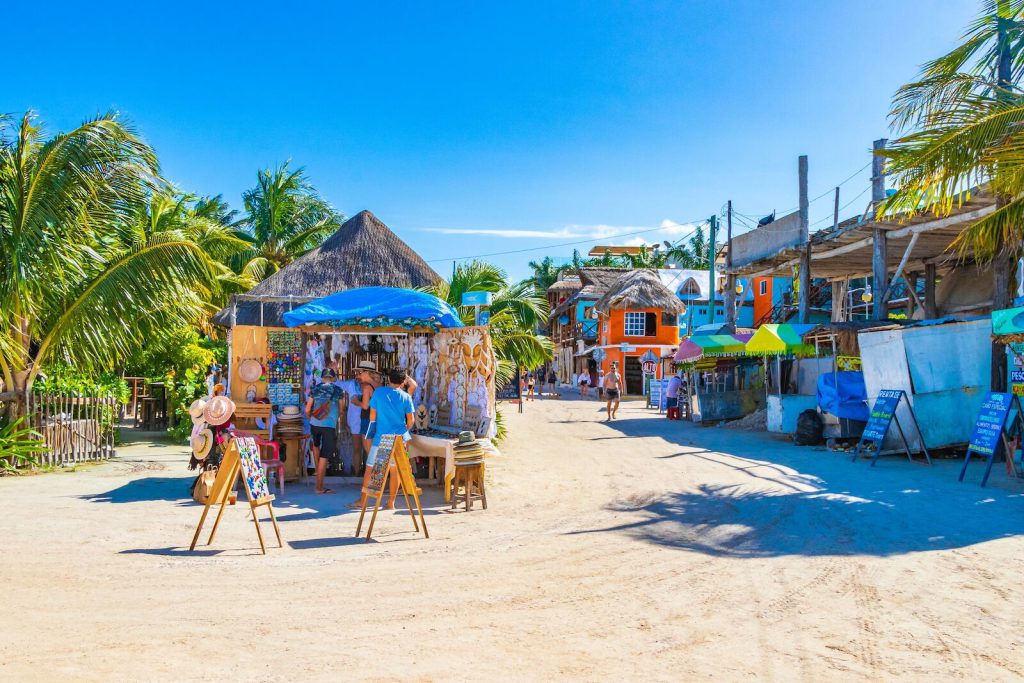 La historia de Holbox se remonta a la época maya prehispánica de la que poco se sabe, pero, para entender a la población actual debemos recordar aquel día de julio de 1847 en que dio inició la rebelión campesina más importante del siglo XIX en América Latina, conocida en la historia regional como “Guerra de Castas”. A