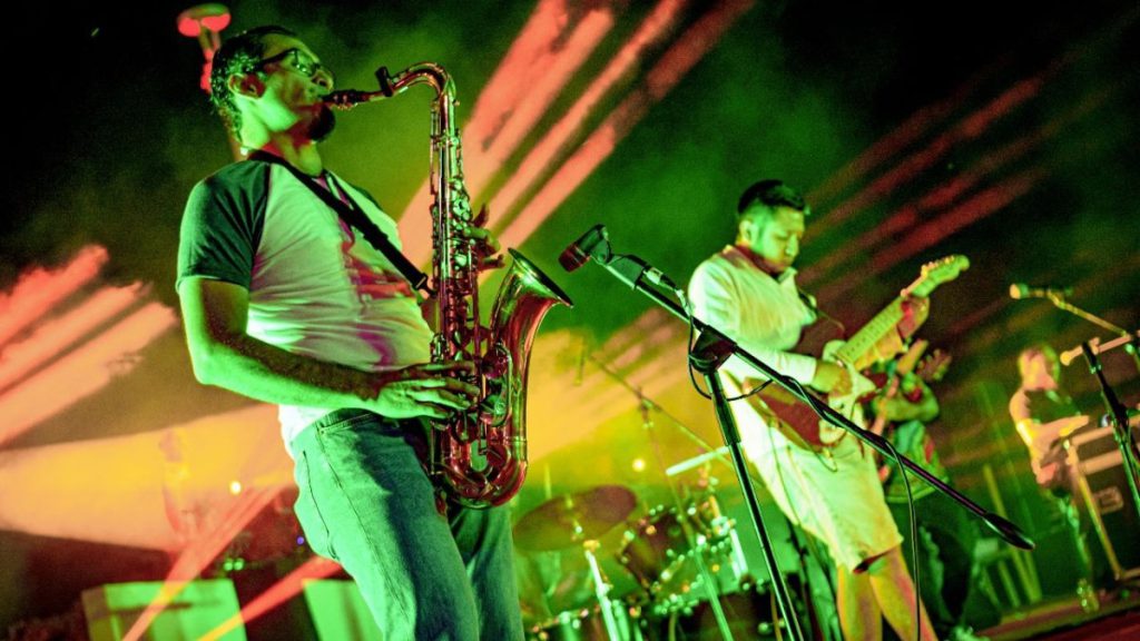 Quintana Roo ha sido un punto clave en el intercambio cultural entre México y las naciones del Caribe anglófono, principalmente Belice. La cercanía geográfica y los lazos históricos entre estos territorios han facilitado la llegada de ritmos y géneros musicales que han moldeado la identidad cultural de la región. 