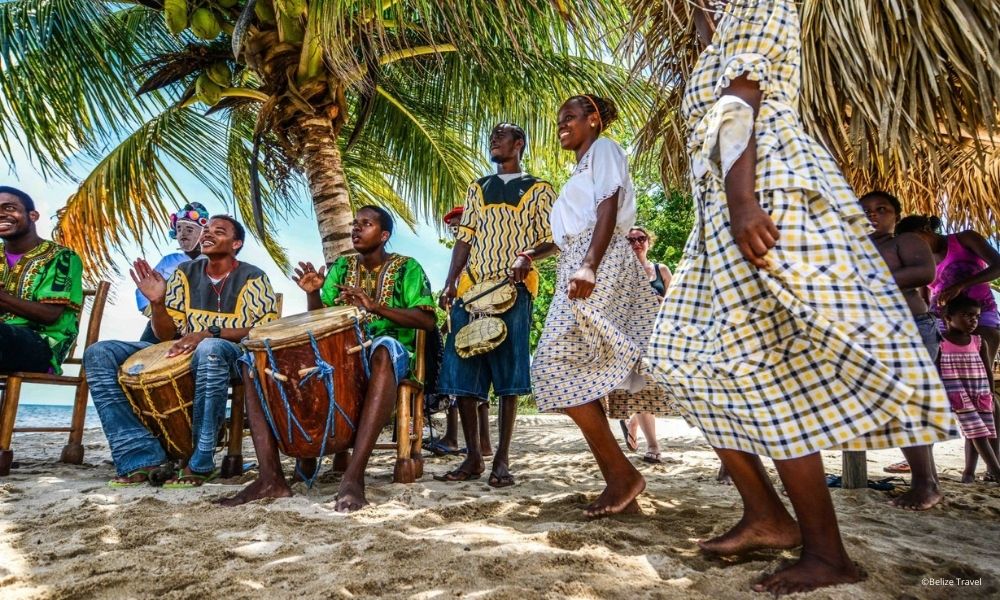 Quintana Roo ha sido un punto clave en el intercambio cultural entre México y las naciones del Caribe anglófono, principalmente Belice. La cercanía geográfica y los lazos históricos entre estos territorios han facilitado la llegada de ritmos y géneros musicales que han moldeado la identidad cultural de la región. 
