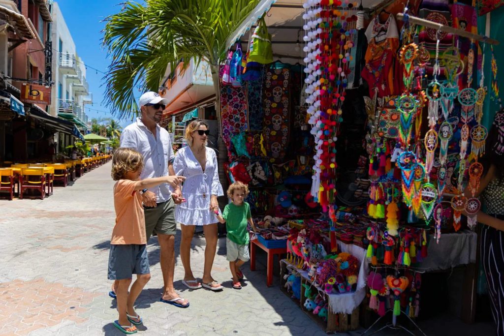 La economía de Quintana Roo gira en torno al turismo, pero también destaca la construcción, el turismo médico, los festivales y el turismo rural, generando empleo e ingresos más allá del sol y playa.