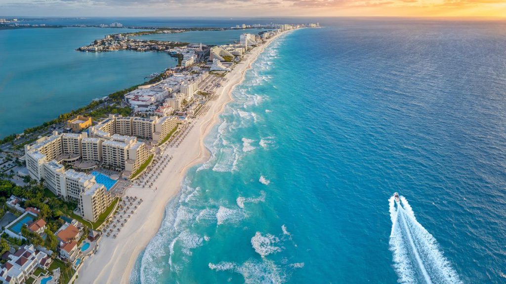 La economía de Quintana Roo gira en torno al turismo, pero también destaca la construcción, el turismo médico, los festivales y el turismo rural, generando empleo e ingresos más allá del sol y playa.