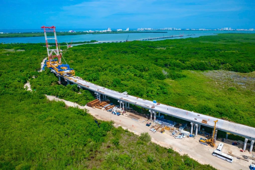 La economía de Quintana Roo gira en torno al turismo, pero también destaca la construcción, el turismo médico, los festivales y el turismo rural, generando empleo e ingresos más allá del sol y playa.
