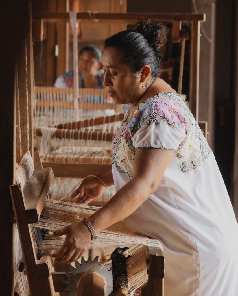 La economía de Quintana Roo gira en torno al turismo, pero también destaca la construcción, el turismo médico, los festivales y el turismo rural, generando empleo e ingresos más allá del sol y playa.