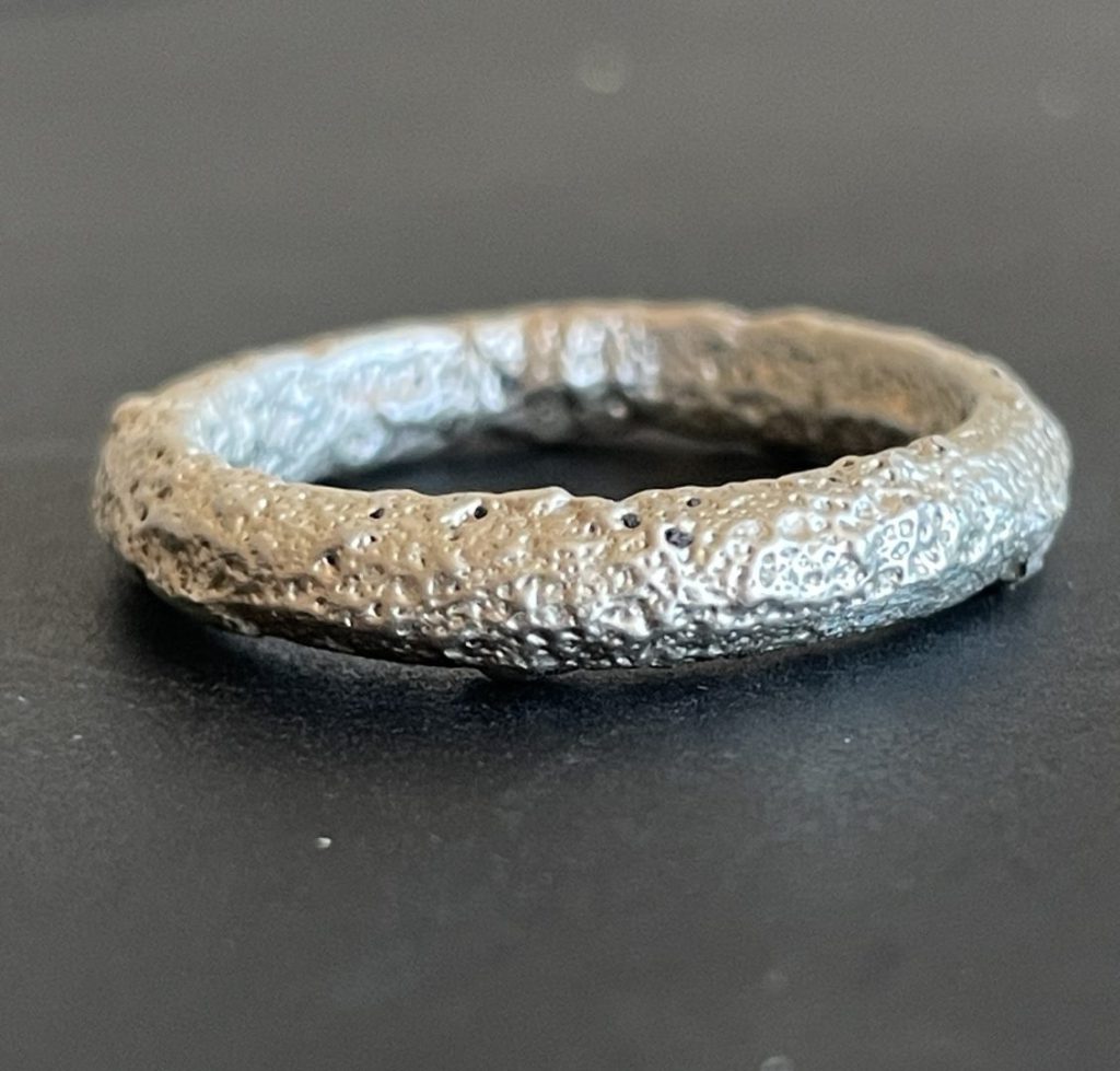 La artista visual chilena-quintanarroense Sandra Oyarzun Cid, quien radica en Playa del Carmen y tiene 25 años de experiencia en el diseño y la creación de joyas, comparte en esta entrevista algunos misterios de su creatividad, esencialmente en torno a sus joyas escultóricas elaboradas con la técnica de fundición sobre arena de las playas del Caribe mexicano.