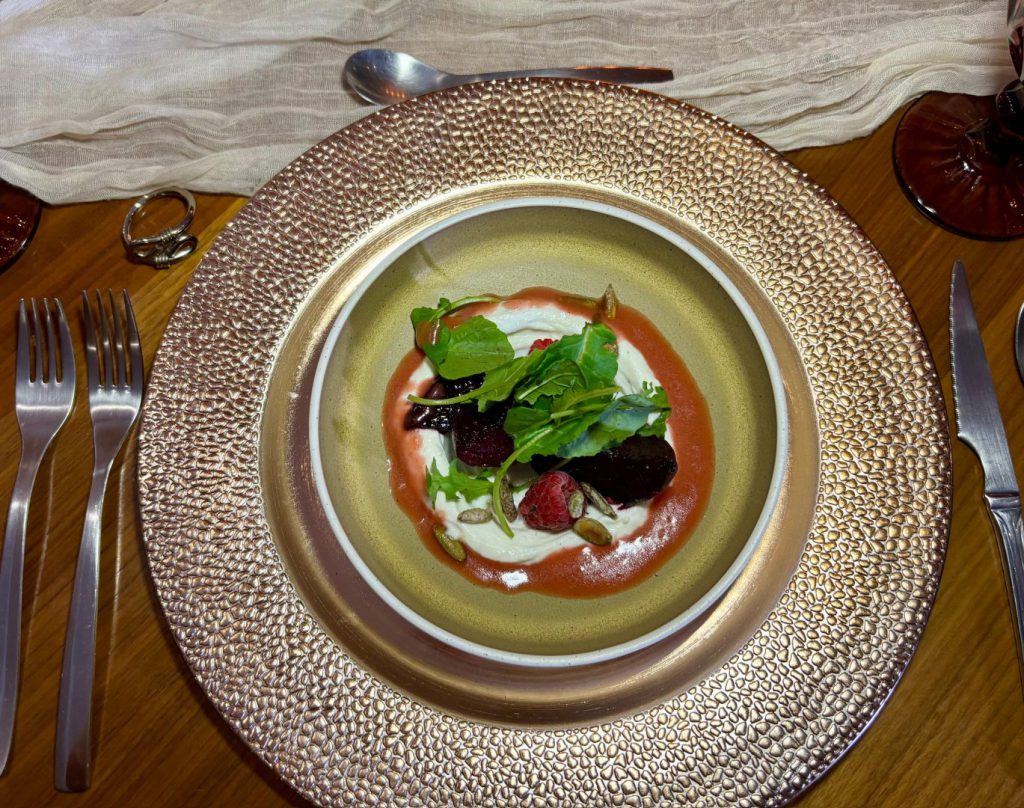 La firma culinaria Chef Please, parte del grupo de hospitalidad Vacaanda, presentó su nuevo menú degustación diseñado por el chef mexicano Daniel Almendra. Se trata de una propuesta que lleva la esencia de la alta cocina mexicana a cualquier entorno, desde la intimidad del hogar hasta villas frente al mar.
