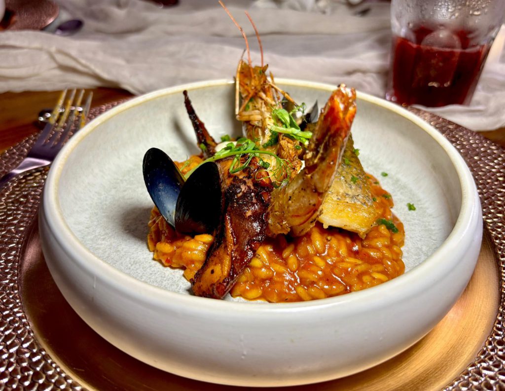 La firma culinaria Chef Please, parte del grupo de hospitalidad Vacaanda, presentó su nuevo menú degustación diseñado por el chef mexicano Daniel Almendra. Se trata de una propuesta que lleva la esencia de la alta cocina mexicana a cualquier entorno, desde la intimidad del hogar hasta villas frente al mar.